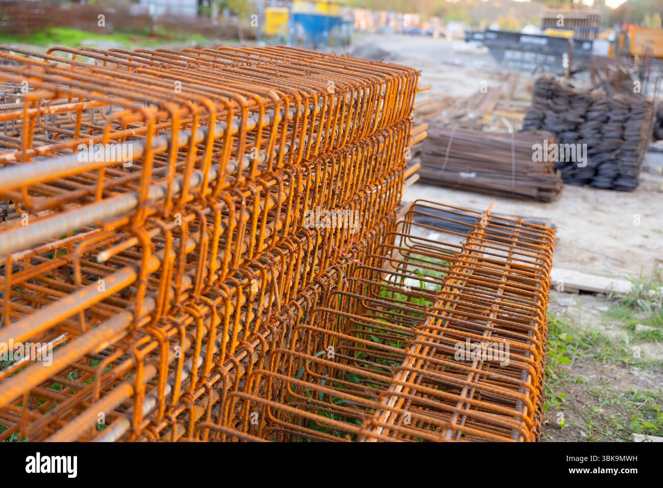 Materiale da costruzione corroso durante il primo piano del cantiere Foto Stock