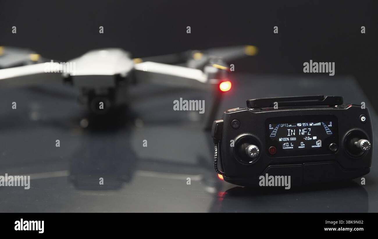 Drone grigio su sfondo nero foto ravvicinata Foto Stock