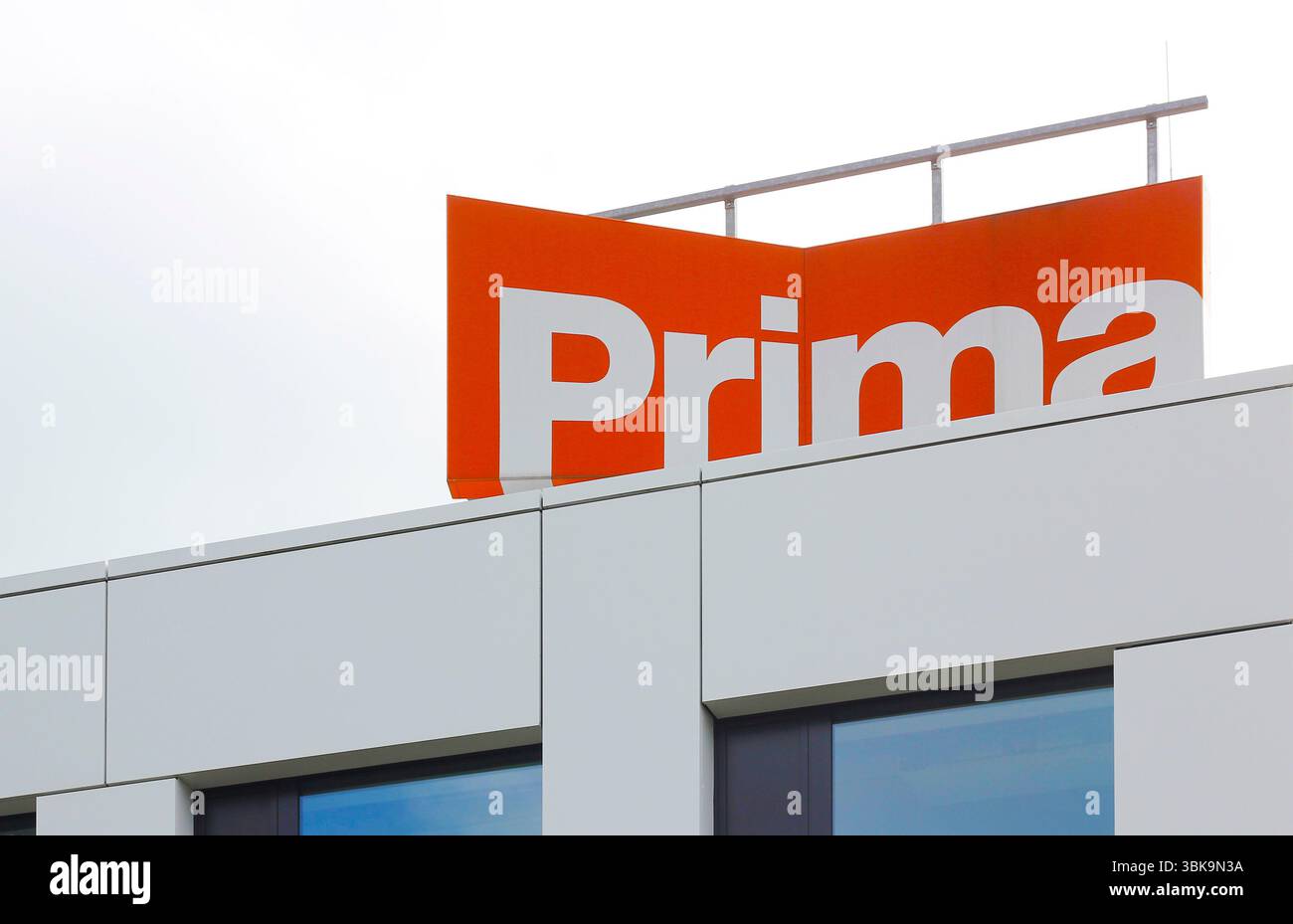 Praga, Repubblica Ceca - 06 19 25: Primo piano dell'autentico logo arancione prima TV sulla sede centrale dell'azienda a Strasnice Praga Foto Stock