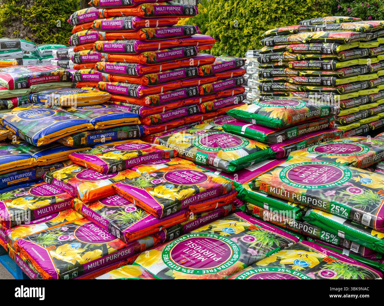 Sacchetti di compost multiuso impilati presso Lowden Garden Center, Wiltshire, Inghilterra, Regno Unito Foto Stock