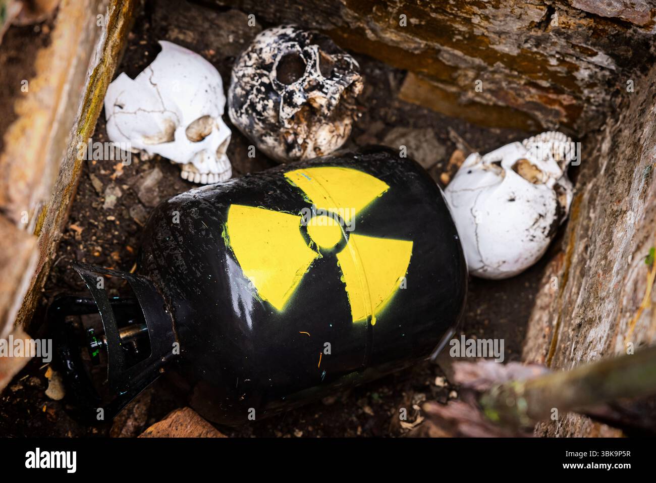 Scorie nucleari tra crani foto ravvicinata Foto Stock