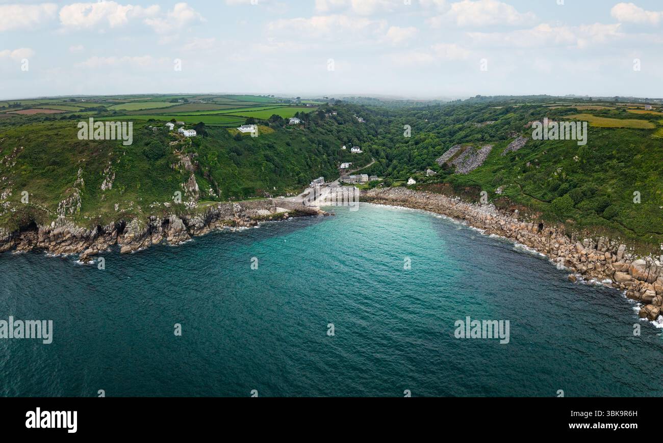 Vista aerea del pittoresco villaggio di pescatori della Cornovaglia di Lamorna Cove sulla Penisola di Lizard in Cornovaglia con costa rocciosa e la storica harb Foto Stock