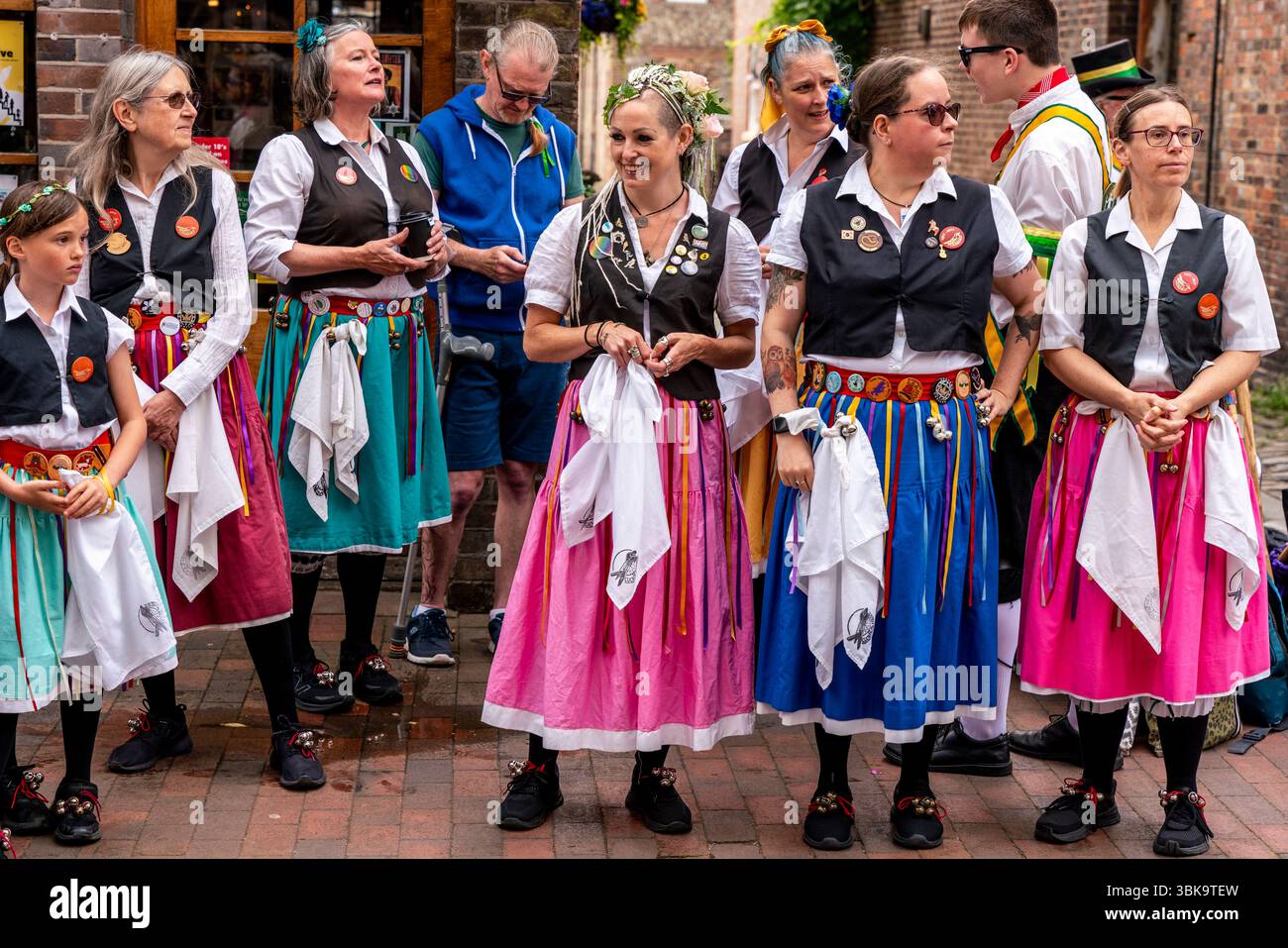 Le ballerine Morris femminili del Cuckoo's Nest aspettano di esibirsi all'esterno del Gardeners Arms Pub durante l'evento annuale "Sussex Day of Dance" a Lewes, Regno Unito. Foto Stock