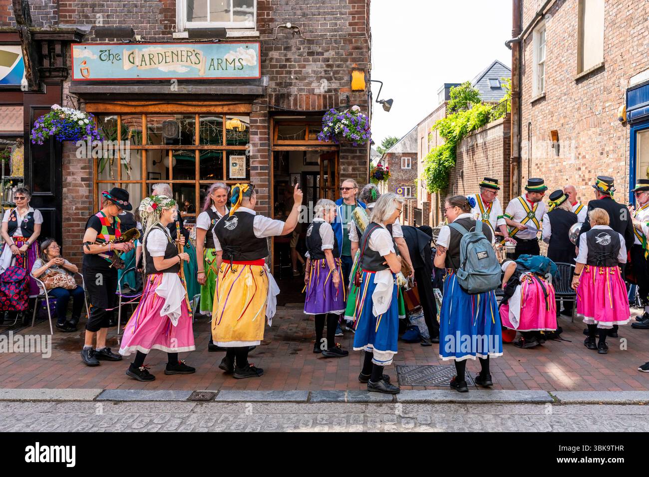 Le donne Morris Dancers del Cuckoo's Nest Morris Side aspettano di esibirsi nella città di Lewes durante l'evento annuale 'Sussex Day of Dance', Lewes, Regno Unito. Foto Stock