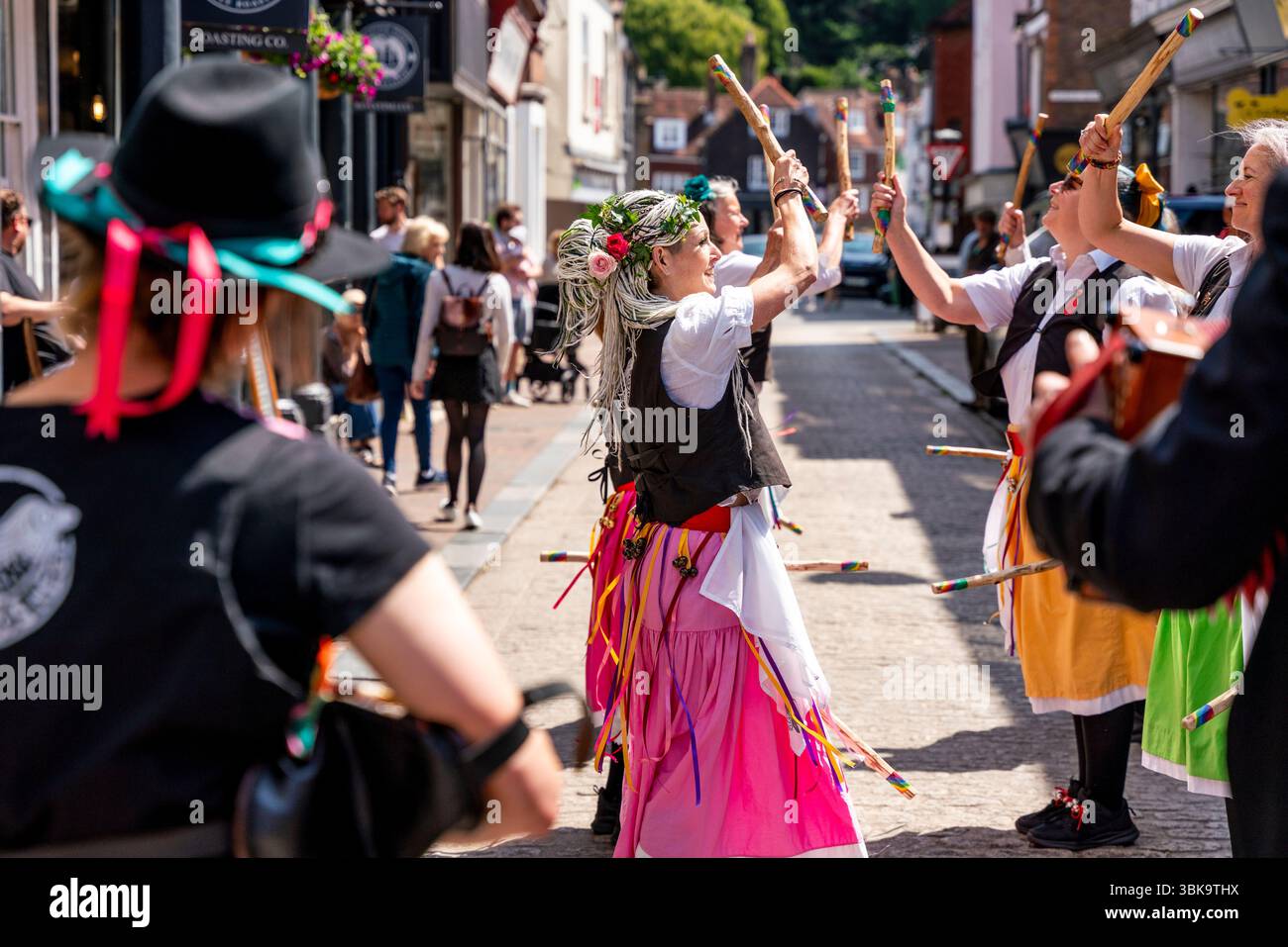 I membri del Cuckoo's Nest Female Morris Side si esibiscono nella città di Lewes durante l'evento annuale 'Sussex Day of Dance', Lewes, Sussex, Regno Unito. Foto Stock