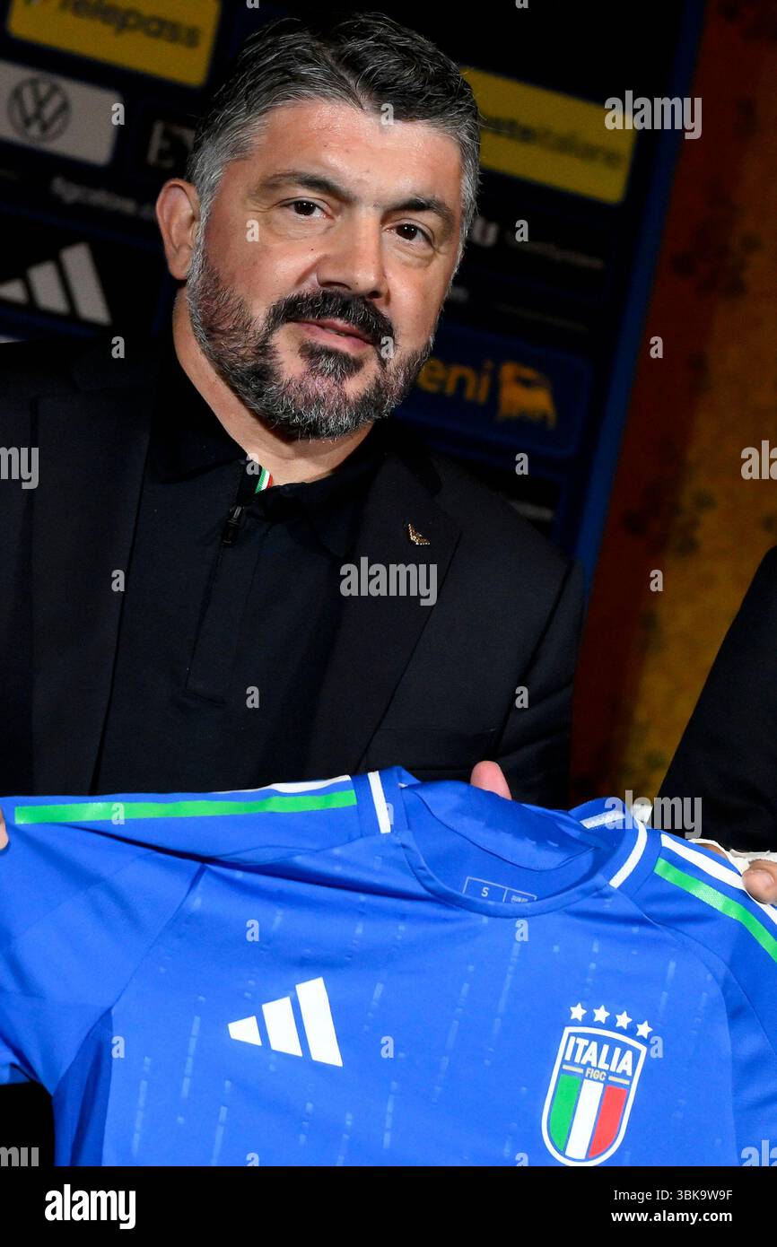 Roma, Italia. 19 giugno 2025. Il nuovo capo allenatore dell'Italia Gennaro Gattuso posa per i fotografi con una maglia della nazionale italiana partecipa a una conferenza stampa presso l'Hotel Parco dei principi il 19 giugno 2025 a Roma. Crediti: Insidefoto/Alamy Live News Foto Stock