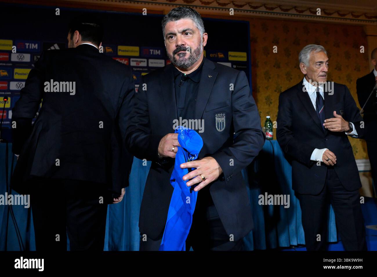 Roma, Italia. 19 giugno 2025. Il nuovo capo allenatore dell'Italia Gennaro Gattuso lascia una conferenza stampa tenendo una maglia della nazionale partecipa ad una conferenza stampa all'Hotel Parco dei principi il 19 giugno 2025 a Roma. Crediti: Insidefoto/Alamy Live News Foto Stock