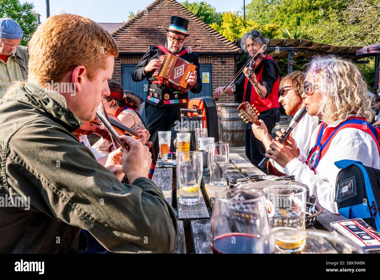 I musicisti di Ditchling Morris suonano musica tradizionale al di fuori del Dorset Arms Pub durante l'evento annuale 'Sussex Day of Dance', Lewes, Sussex, Regno Unito. Foto Stock