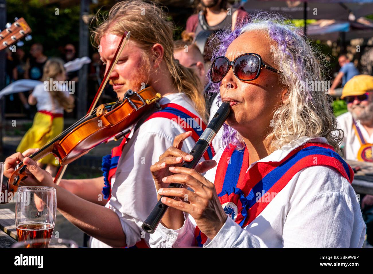 I musicisti di Ditchling Morris suonano musica tradizionale al di fuori del Dorset Arms Pub durante l'evento annuale 'Sussex Day of Dance', Lewes, Sussex, Regno Unito. Foto Stock