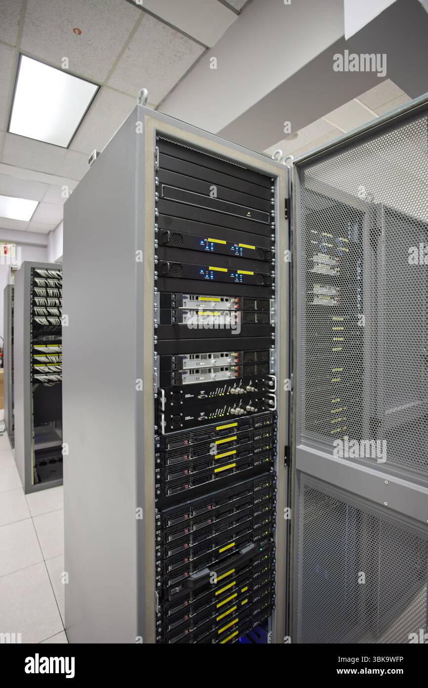 Convertitore di frequenza del generatore di temporizzazione RF in un data center, server in rack, apparecchiature di collegamento satellitare all'interno della stazione, analizzatori di emissioni Foto Stock