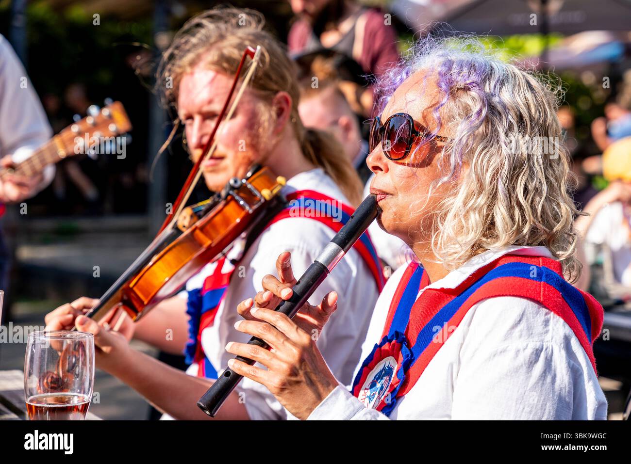 I musicisti di Ditchling Morris suonano musica tradizionale al di fuori del Dorset Arms Pub durante l'evento annuale 'Sussex Day of Dance', Lewes, Sussex, Regno Unito. Foto Stock