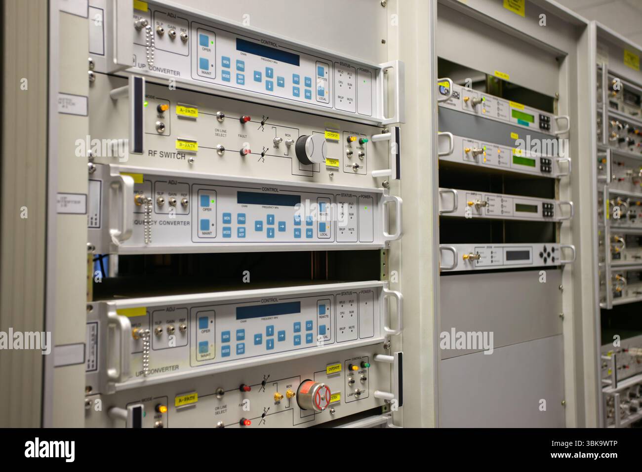Convertitore di frequenza per apparecchiature con interruttore RF in un data center, server in rack, apparecchiature per connessioni satellitari all'interno della stazione, analizzatori di emissioni Foto Stock