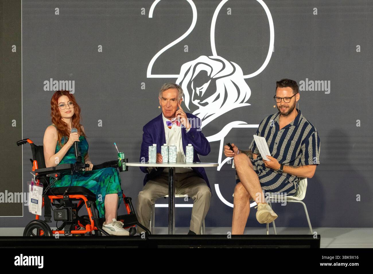 Cannes, Francia, 19 giugno 2025, Fiona Cauley, comico, Bill Nye educatore scientifico / Media Personality e Chris Charles, direttore creativo esecutivo 21GRAMS hanno partecipato a "Laughing at Doom: using humour to talk about disease/Hellscapes" al Festival Lions di Cannes - Festival Internazionale della creatività © ifnm press Foto Stock