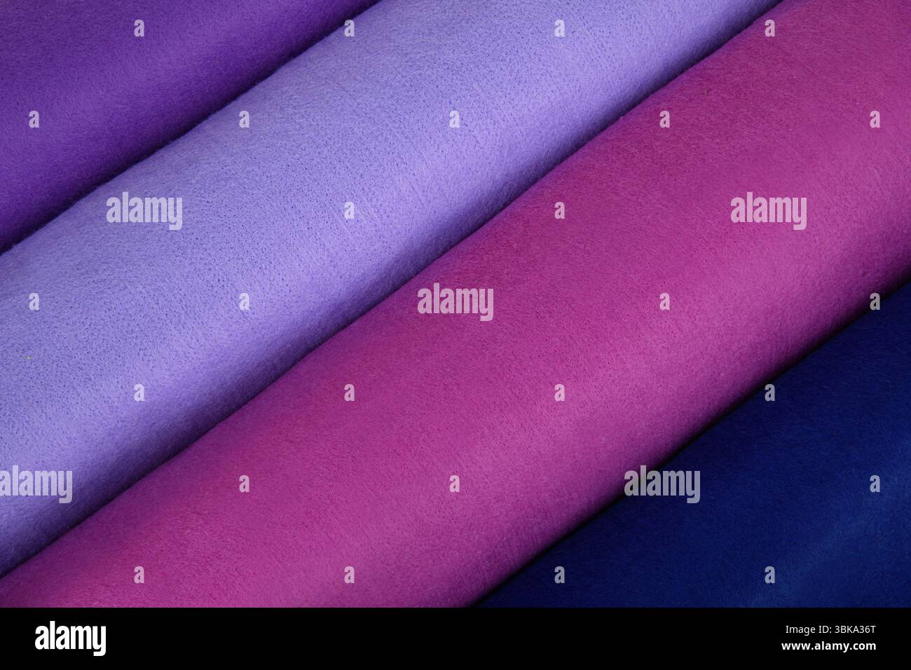 Rotoli di feltro viola e rosa – sfondo in tessuto morbido per artigianato e design. Cucito, ricamo, progettazione di materiali. Foto Stock