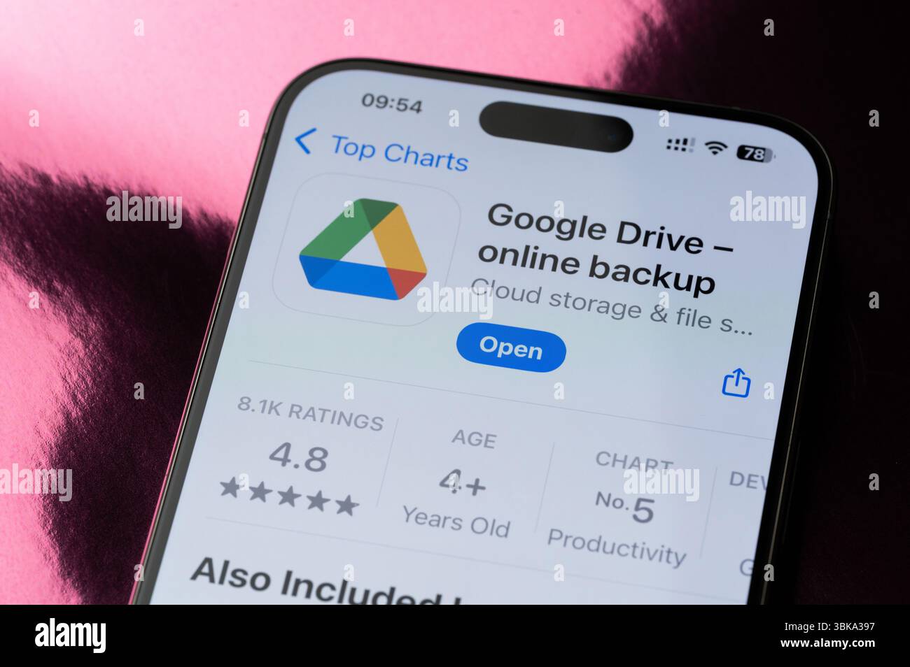 New York, USA - 22 maggio 2025: Posizionamento delle applicazioni mobili Google Drive sullo schermo dello smartphone Vista macro ravvicinata Foto Stock