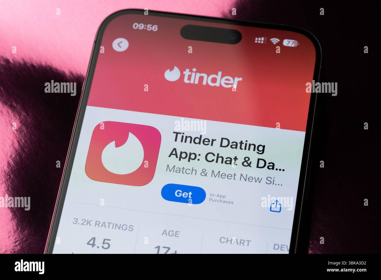 New York, USA - 22 maggio 2025: Classificazione delle applicazioni mobili Tinder sullo schermo dello smartphone Vista macro ravvicinata Foto Stock