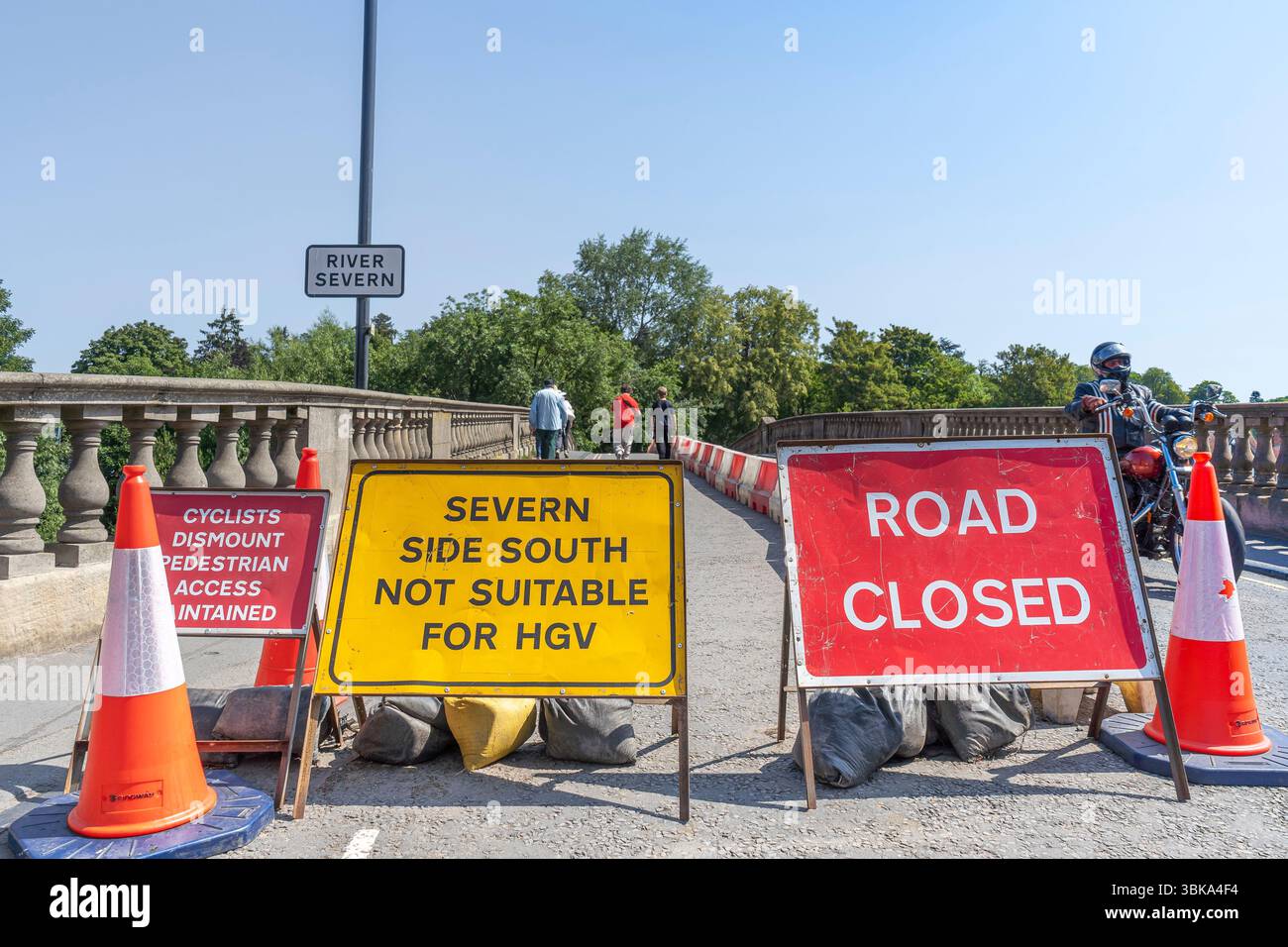 Veduta bassa di un cartello stradale chiuso a un'estremità del ponte Bewdley durante l'installazione di difesa dalle inondazioni, Worcestershire, Regno Unito. Foto Stock