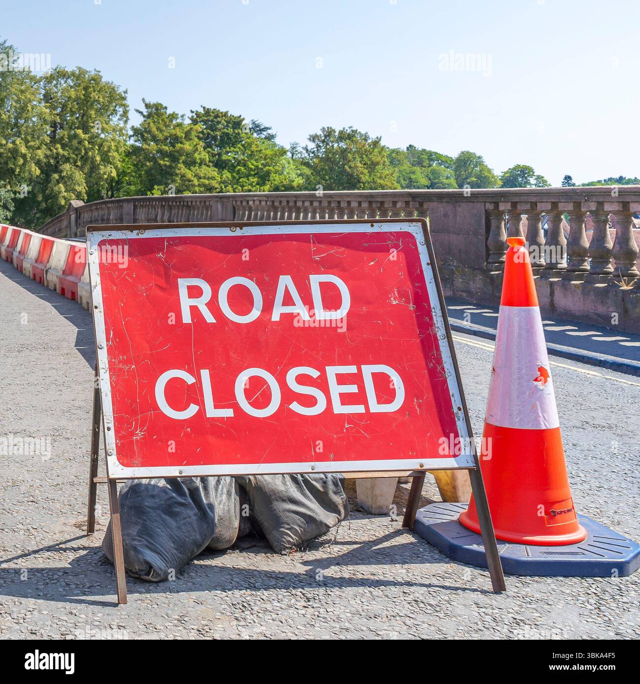 Veduta bassa di un cartello stradale chiuso a un'estremità del ponte Bewdley durante l'installazione di difesa dalle inondazioni, Worcestershire, Regno Unito. Foto Stock