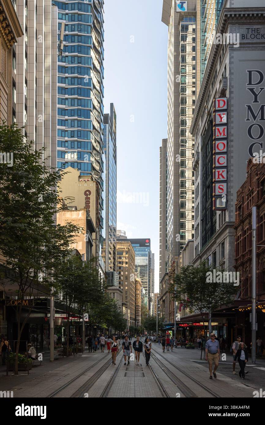 Guardando a nord su George Street nel CBD di Sydney Foto Stock