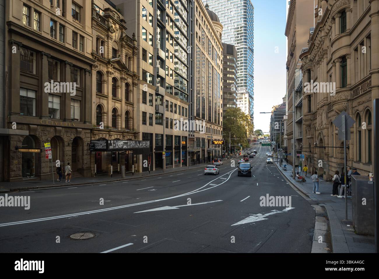 Guardando a est su Bridge Street nel CBD di Sydney Foto Stock