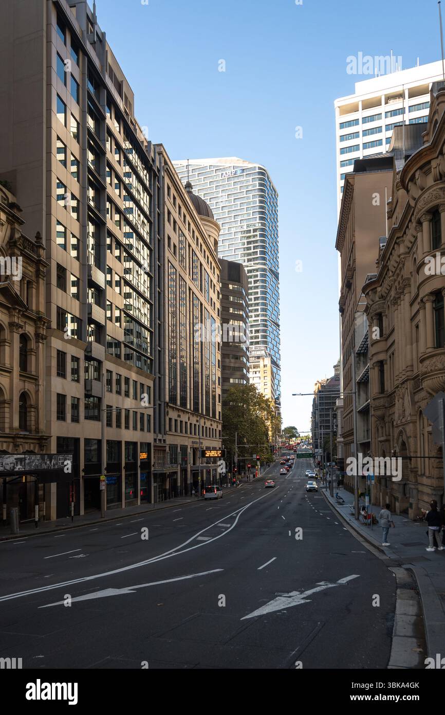 Guardando a est su Bridge Street nel CBD di Sydney Foto Stock