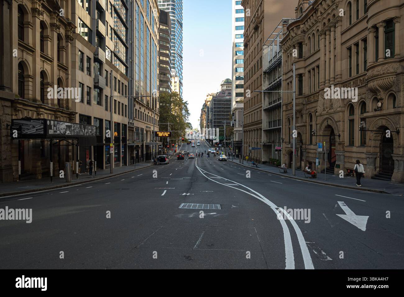 Guardando a est su Bridge Street nel CBD di Sydney Foto Stock