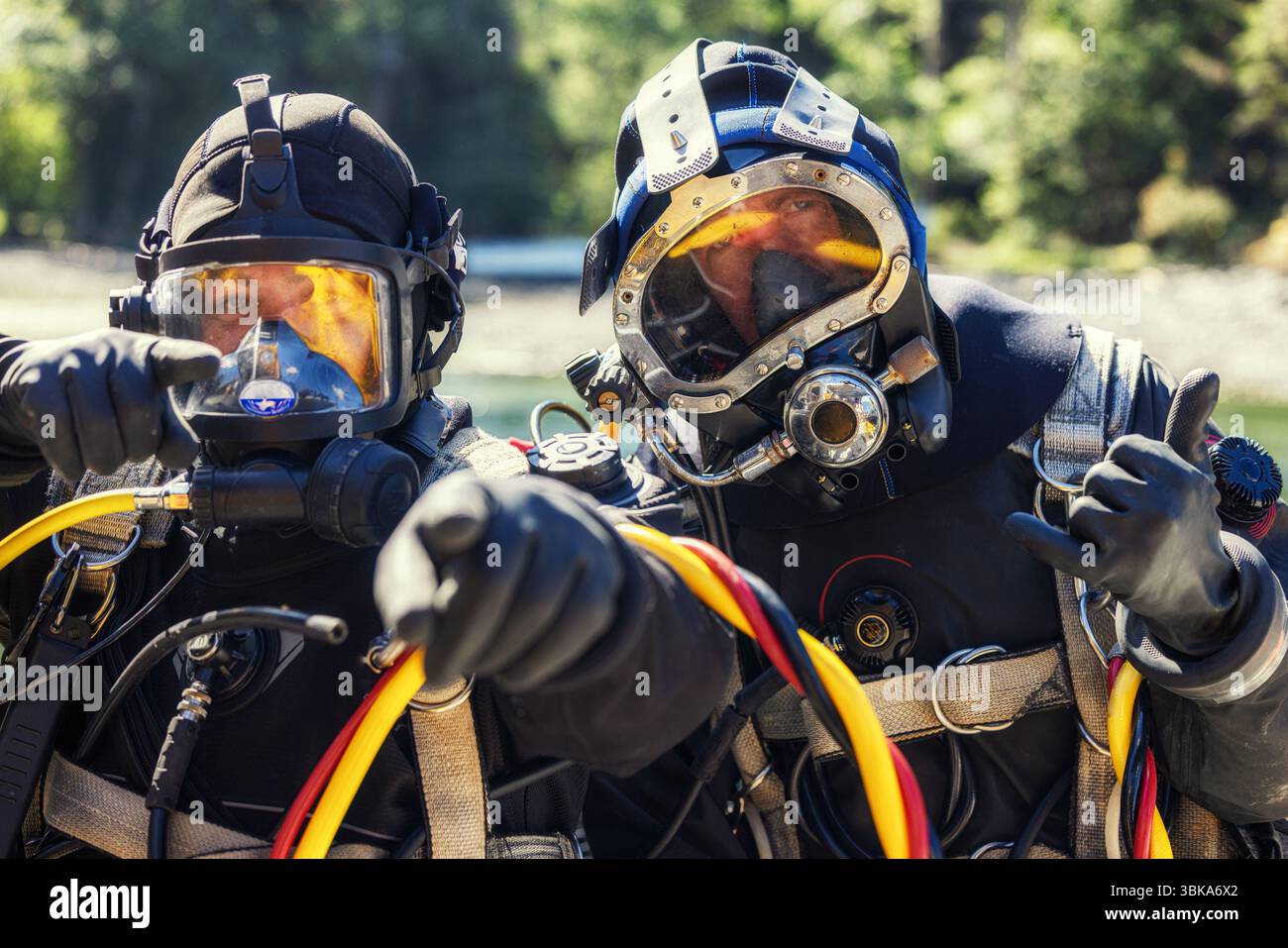 Subacquei militari commerciali con un primo piano di caschi specializzati Foto Stock