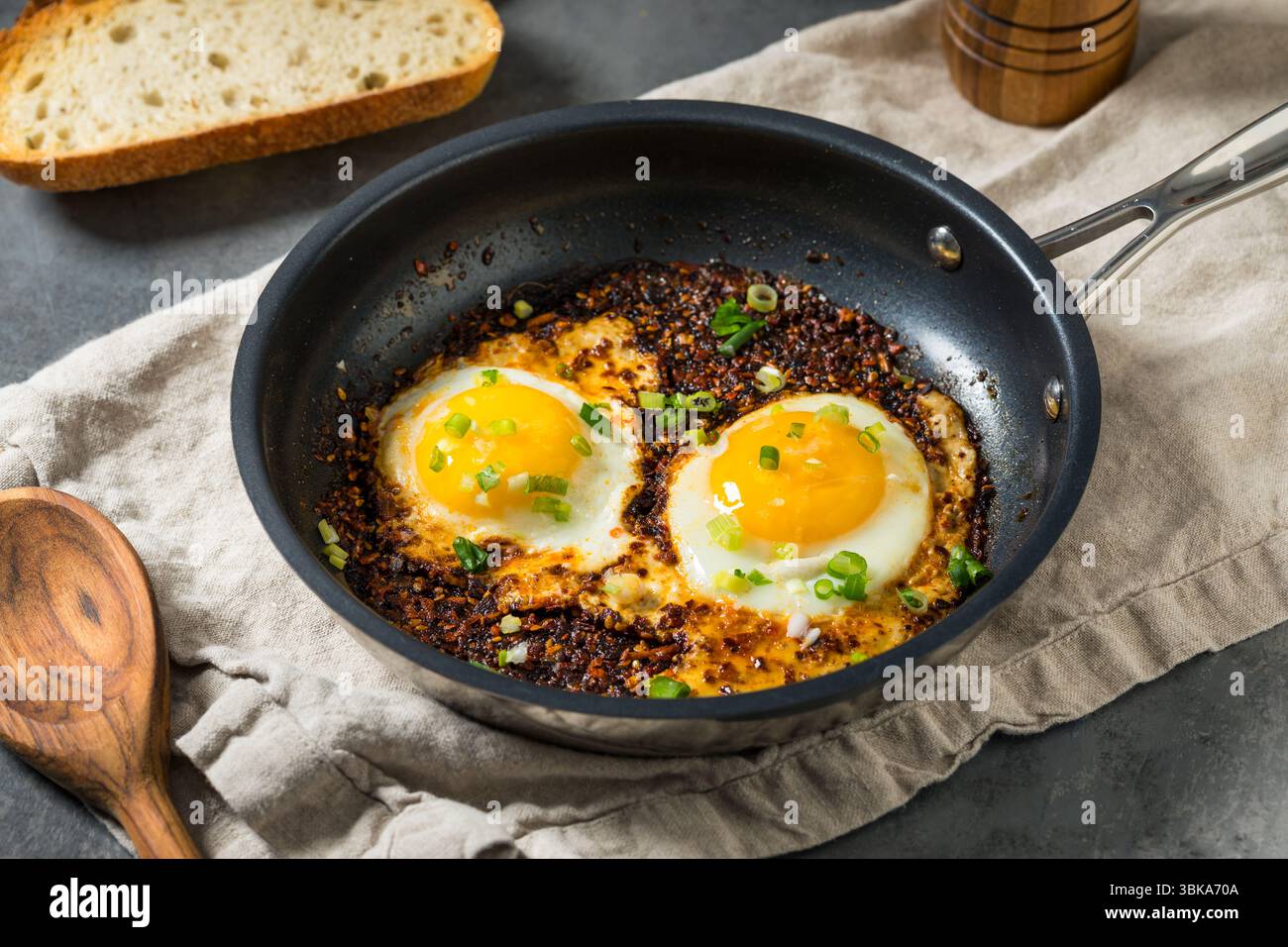 Uova fritte con olio croccante al peperoncino sano su pane tostato Foto Stock