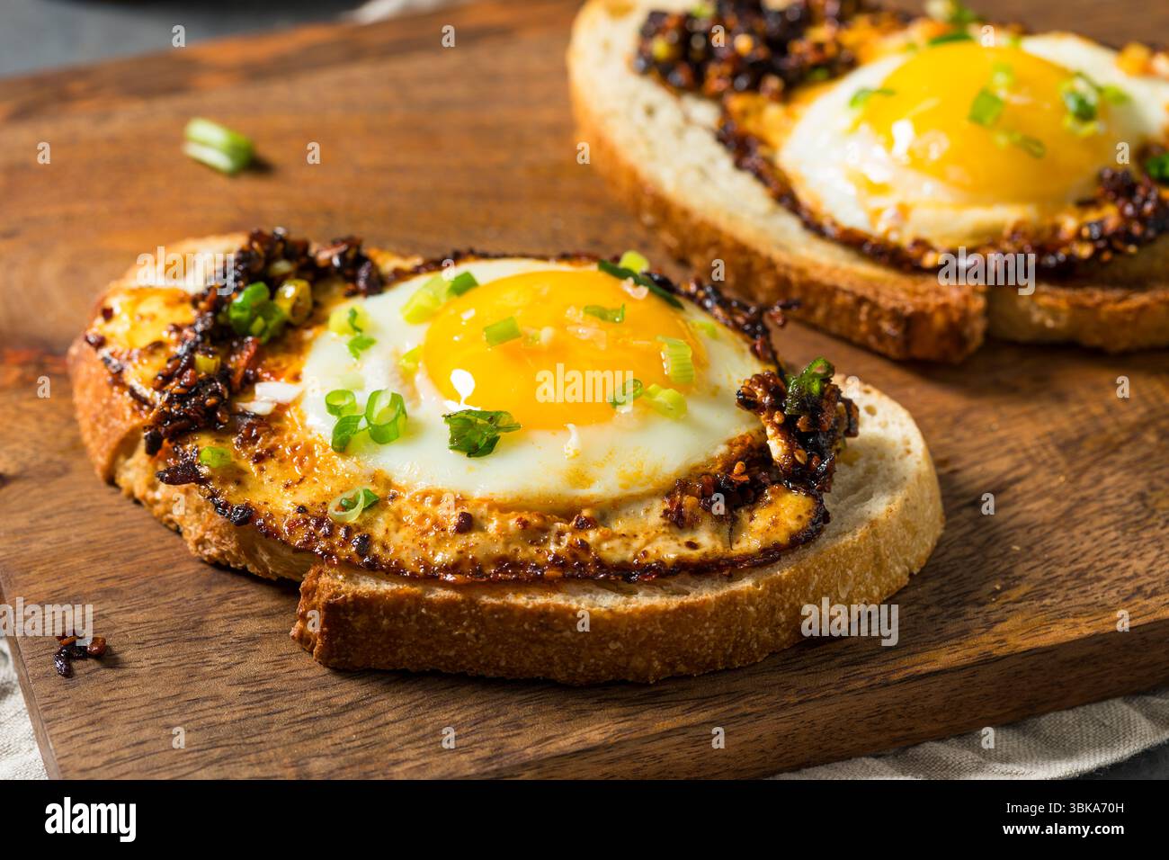 Uova fritte con olio croccante al peperoncino sano su pane tostato Foto Stock