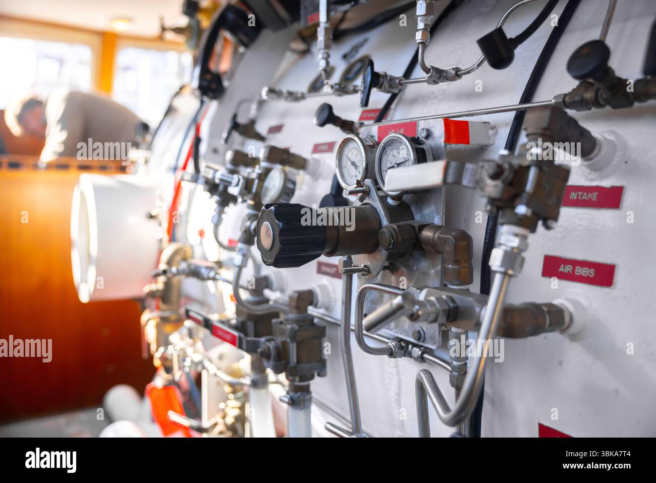 Vista laterale della camera iperbarica con dettaglio di valvole e tubi Foto Stock