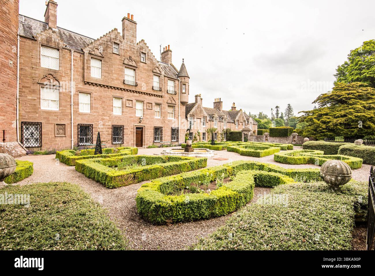 Il castello di Glamis ad Angus, in Scozia, è una popolare attrazione turistica, in particolare a causa dei legami familiari reali. Foto Stock