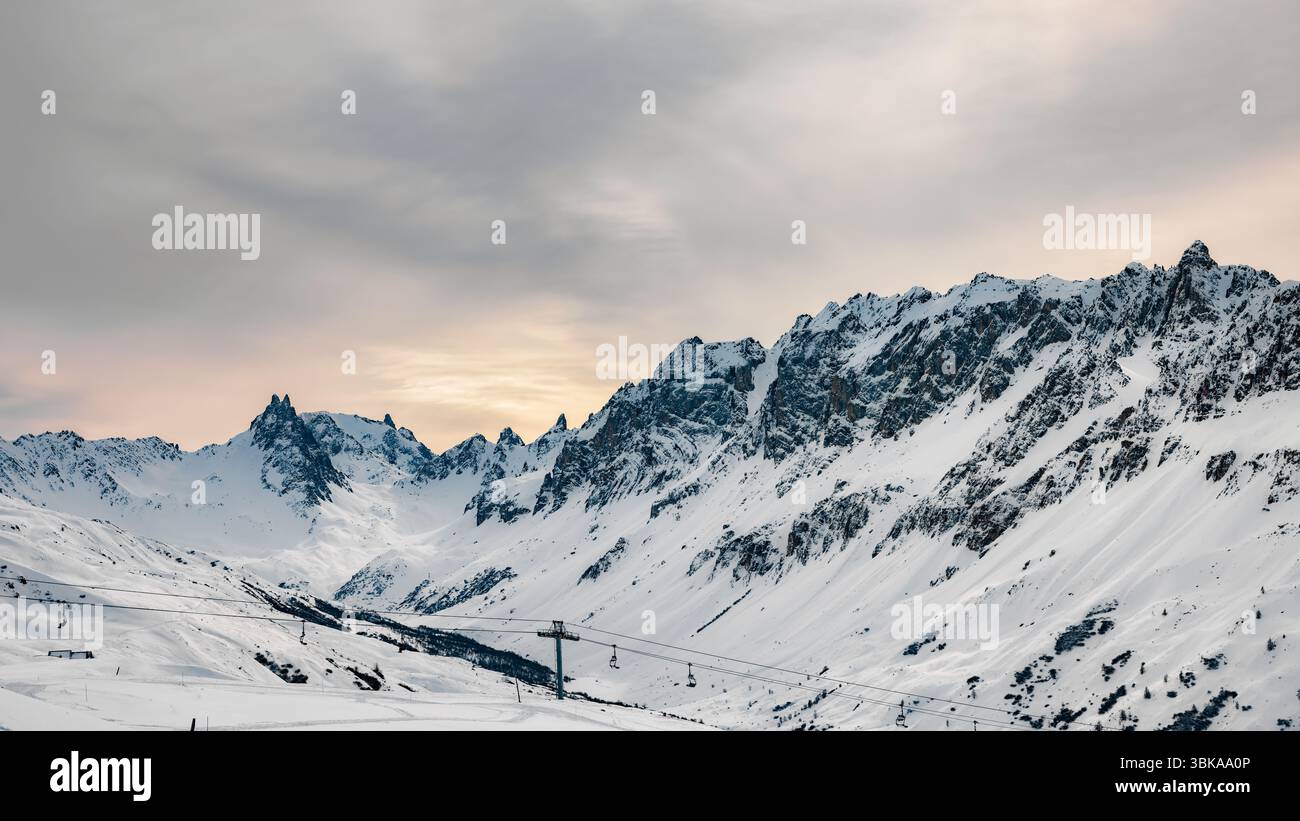 Alpi francesi con neve e tramonto panoramico sullo sfondo del cielo Foto Stock