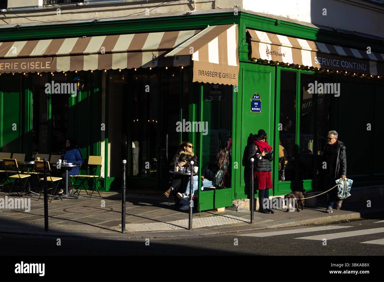 Lumieres di Parigi. Si affaccia sotto la luce parigina Foto Stock