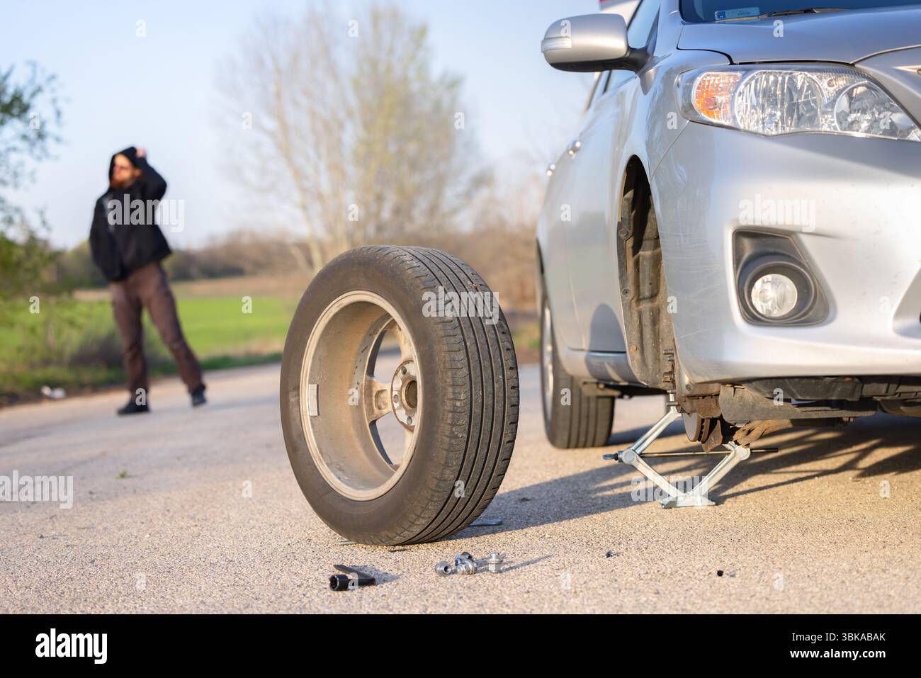 Pneumatico dell'auto in manutenzione dopo lo scoppio al primo piano dello stop di pressione Foto Stock