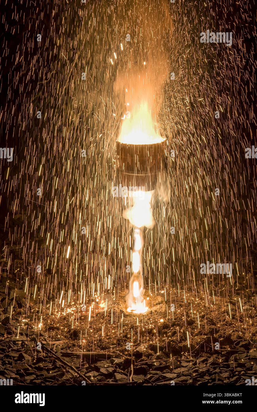 La reazione termica è un processo chimico altamente esotermico in cui l'alluminio in polvere reagisce con l'ossido di ferro (III) Foto Stock La reazione termica è un processo chimico altamente esotermico in cui l'alluminio in polvere reagisce con l'ossido di ferro (III) Foto Stock