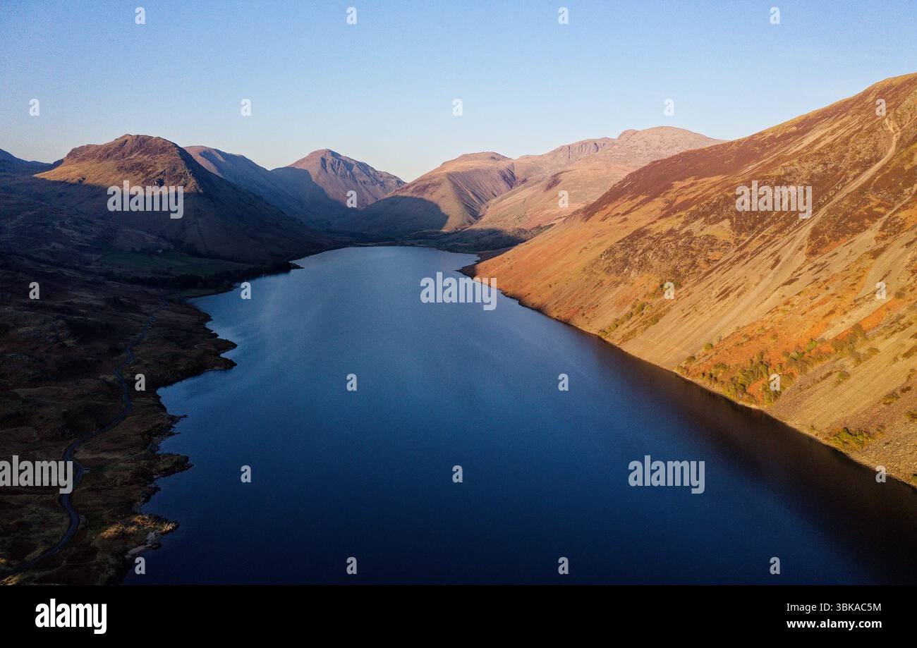 Sopra Wastwater e screes ne verso Wasdale Head, Kirk Fell, Great Gable e Scafell Pike. Lake District National Park, Cumbria. Luce della sera di primavera Foto Stock