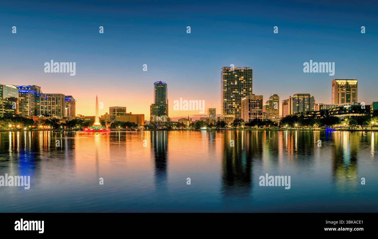 Skyline della città al tramonto a Orlando, Florida, Stati Uniti Foto Stock