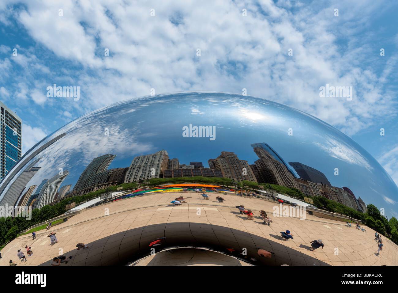 La città di Chicago si riflette sul Millennium Park, Chicago, Illinois Foto Stock