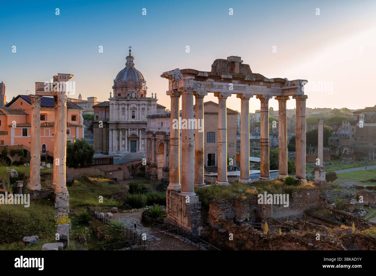Vista all'alba del foro Romano nella città vecchia di Roma, Italia. Foto Stock