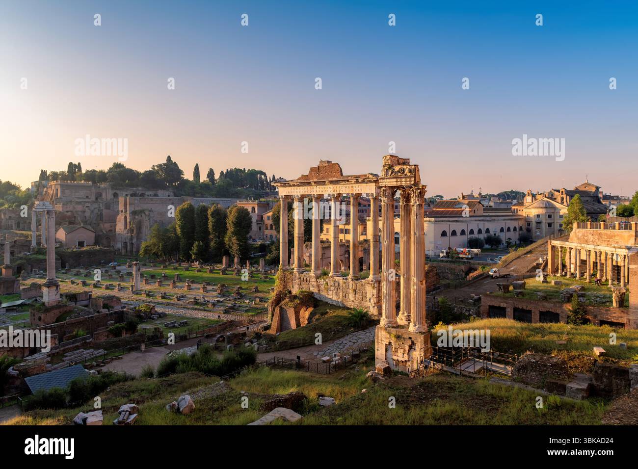 Vista all'alba del foro Romano nella città vecchia di Roma, Italia. Foto Stock