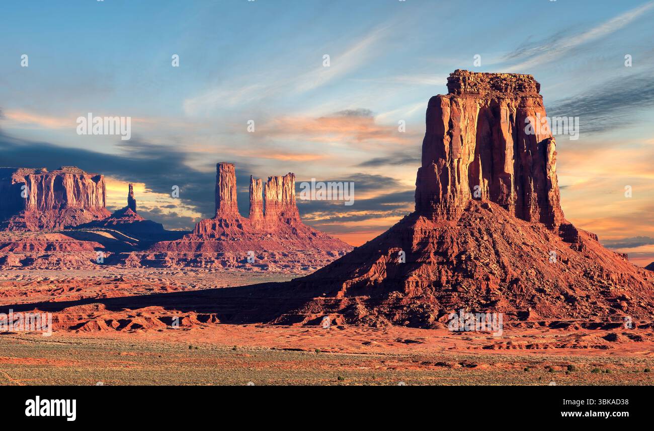 Splendido tramonto sulle formazioni di roccia rossa nella Monument Valley, Arizona, Stati Uniti. Foto Stock