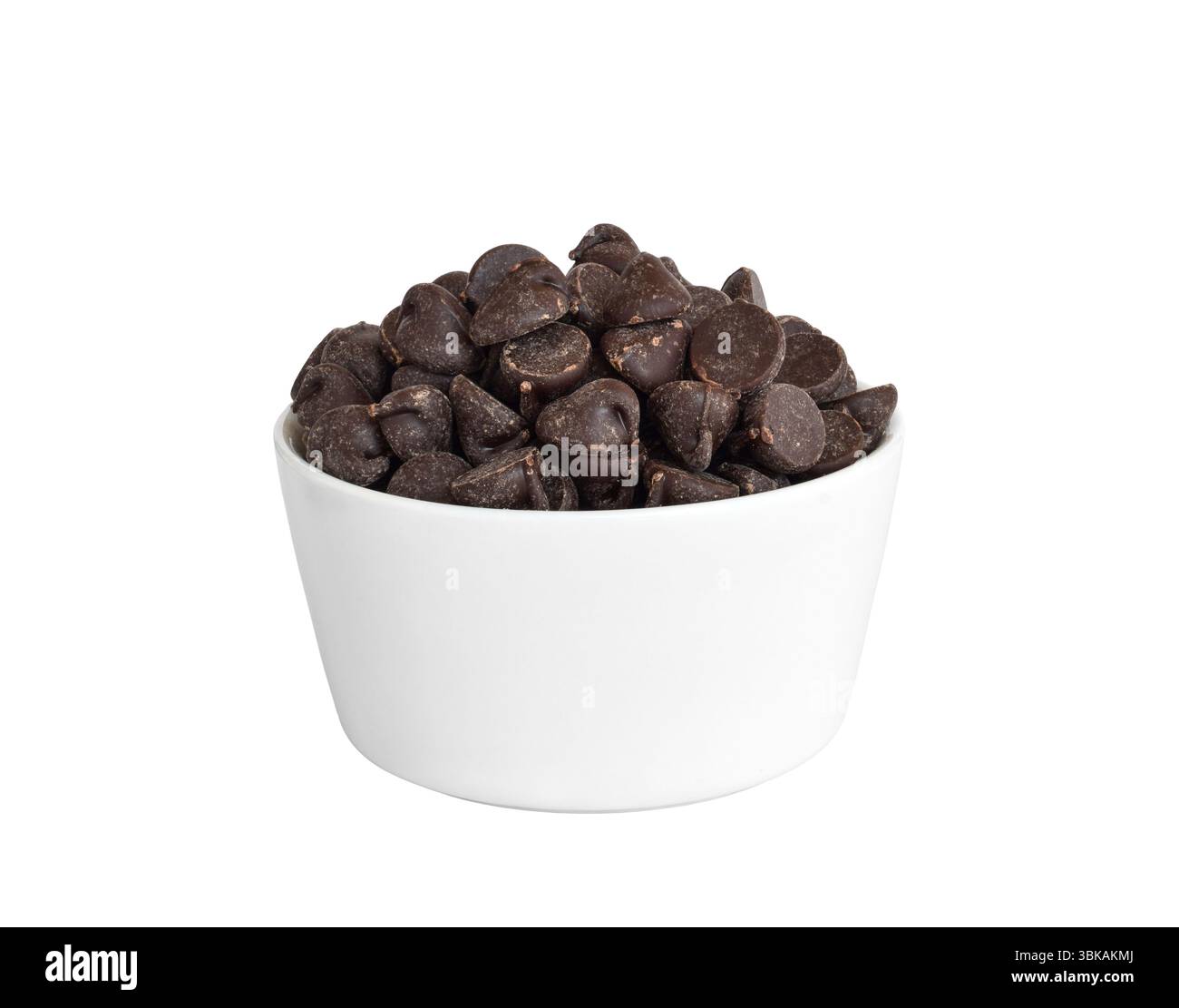 Gocce di cioccolato in una ciotola bianca con fessura isolata su bianco Foto Stock