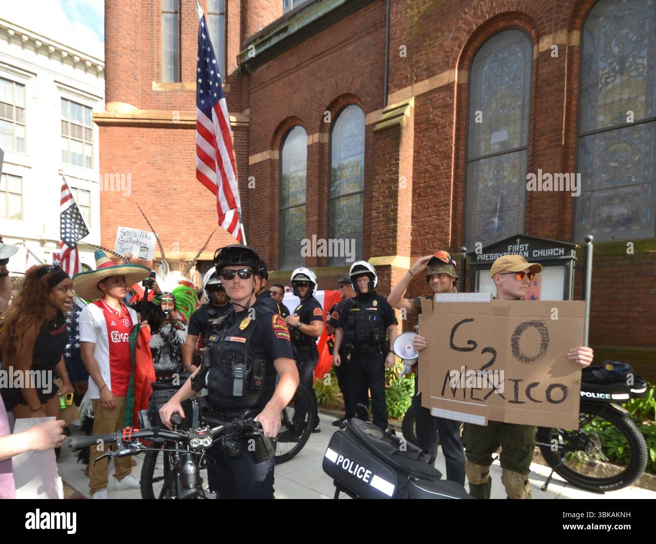La polizia di Raleigh costituisce una barriera per proteggere due contro-manifestanti al NO KINGS RALLY a Capitol Square, nel centro di Raleigh, Carolina del Nord. Foto Stock