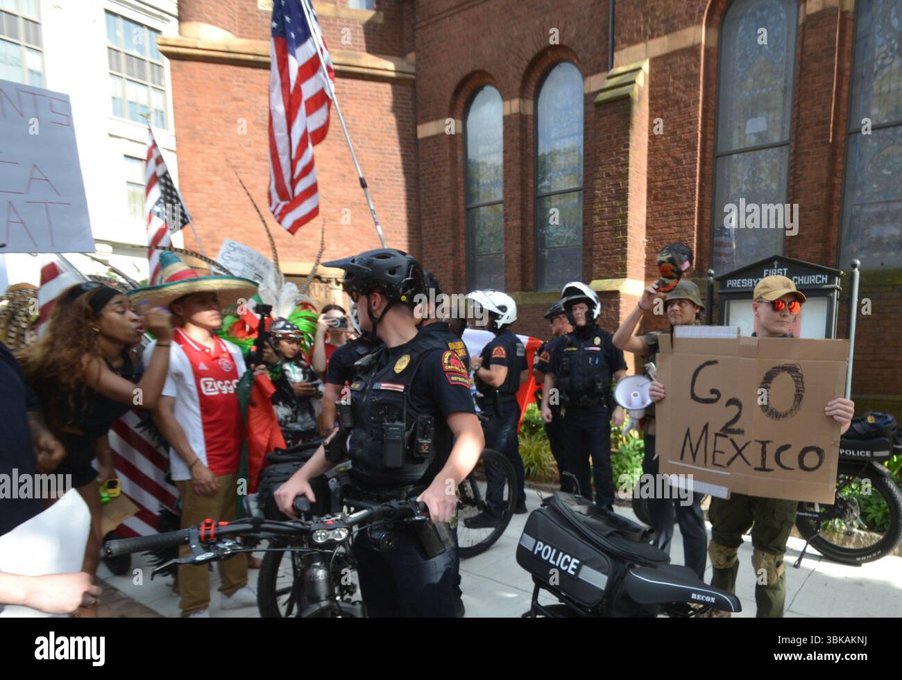 La polizia di Raleigh costituisce una barriera per proteggere due contro-manifestanti al NO KINGS RALLY a Capitol Square, nel centro di Raleigh, Carolina del Nord. Foto Stock