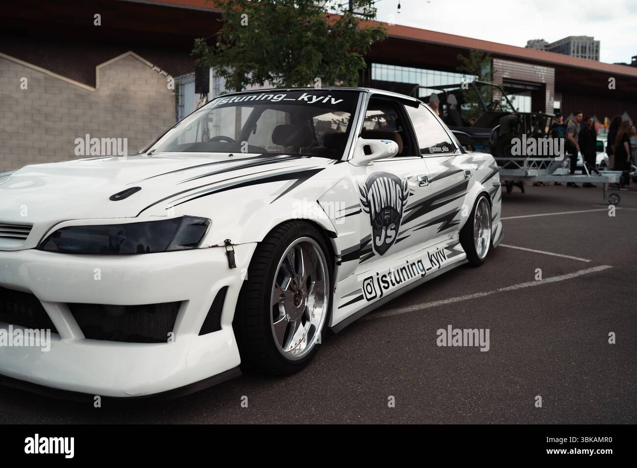 Un'auto berlina modificata con modifiche alle prestazioni o alle corse Foto Stock