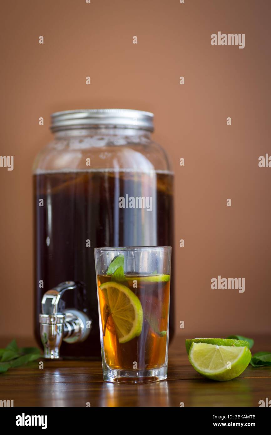 Kombucha con kombucha e menta su un tavolo rustico. Foto Stock Kombucha con kombucha e menta su un tavolo rustico. Foto Stock
