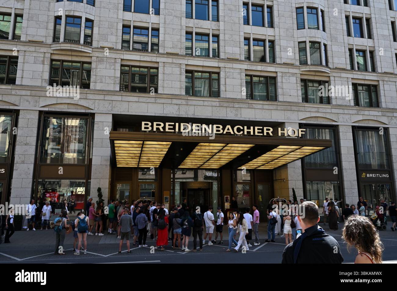 Dusseldorf, Renania settentrionale-Vestfalia, Germania giungla 19.2025 i fan aspettano Guns N Roses al Breidenbacher Hof Hotel di Dusseldorf, Germania Foto Stock