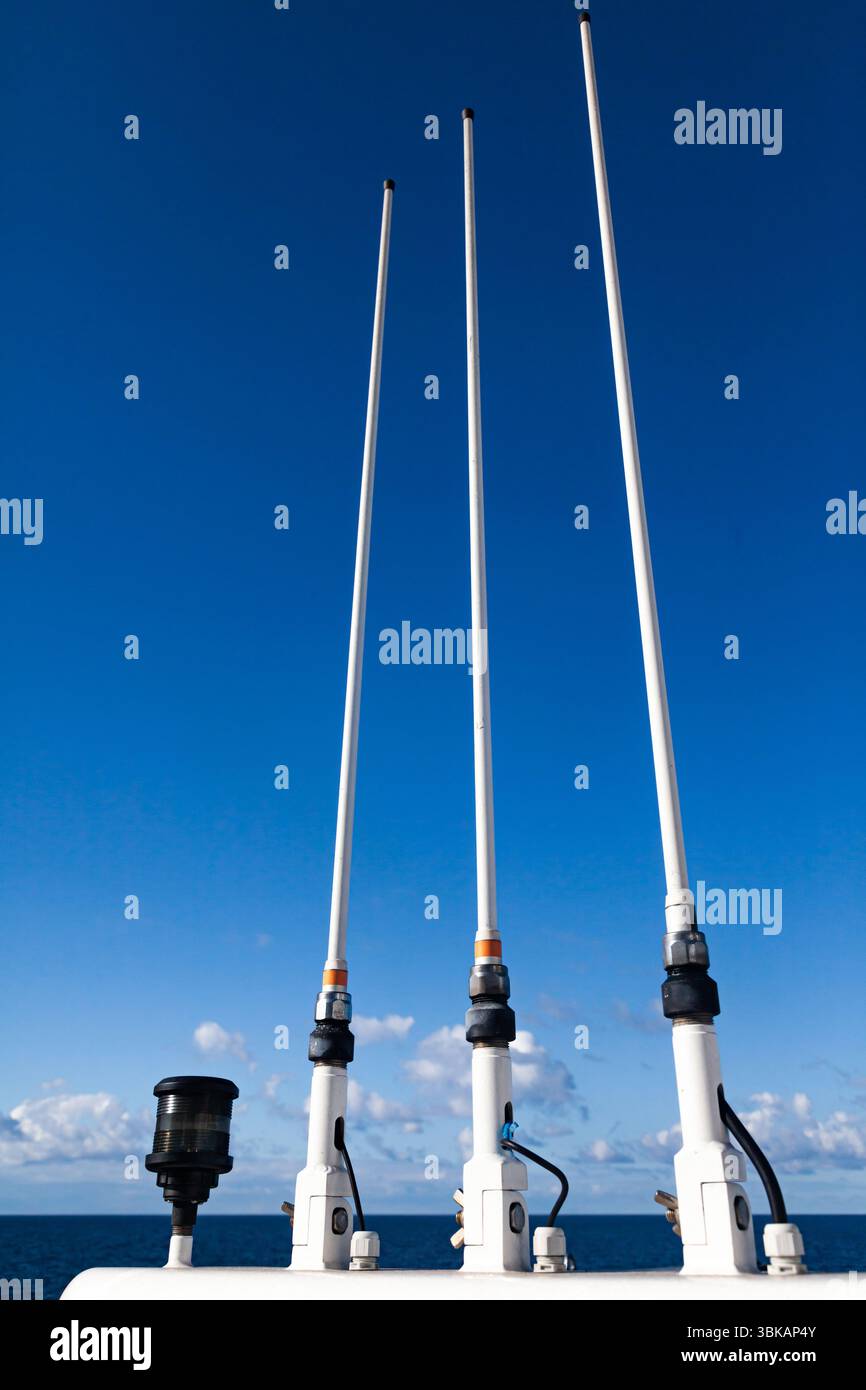 Il tetto dello yacht con equipaggiamento di navigazione contro il cielo blu. Antenne, radar, luci di segnalazione, parabole satellitari e apparecchiature. Foto Stock