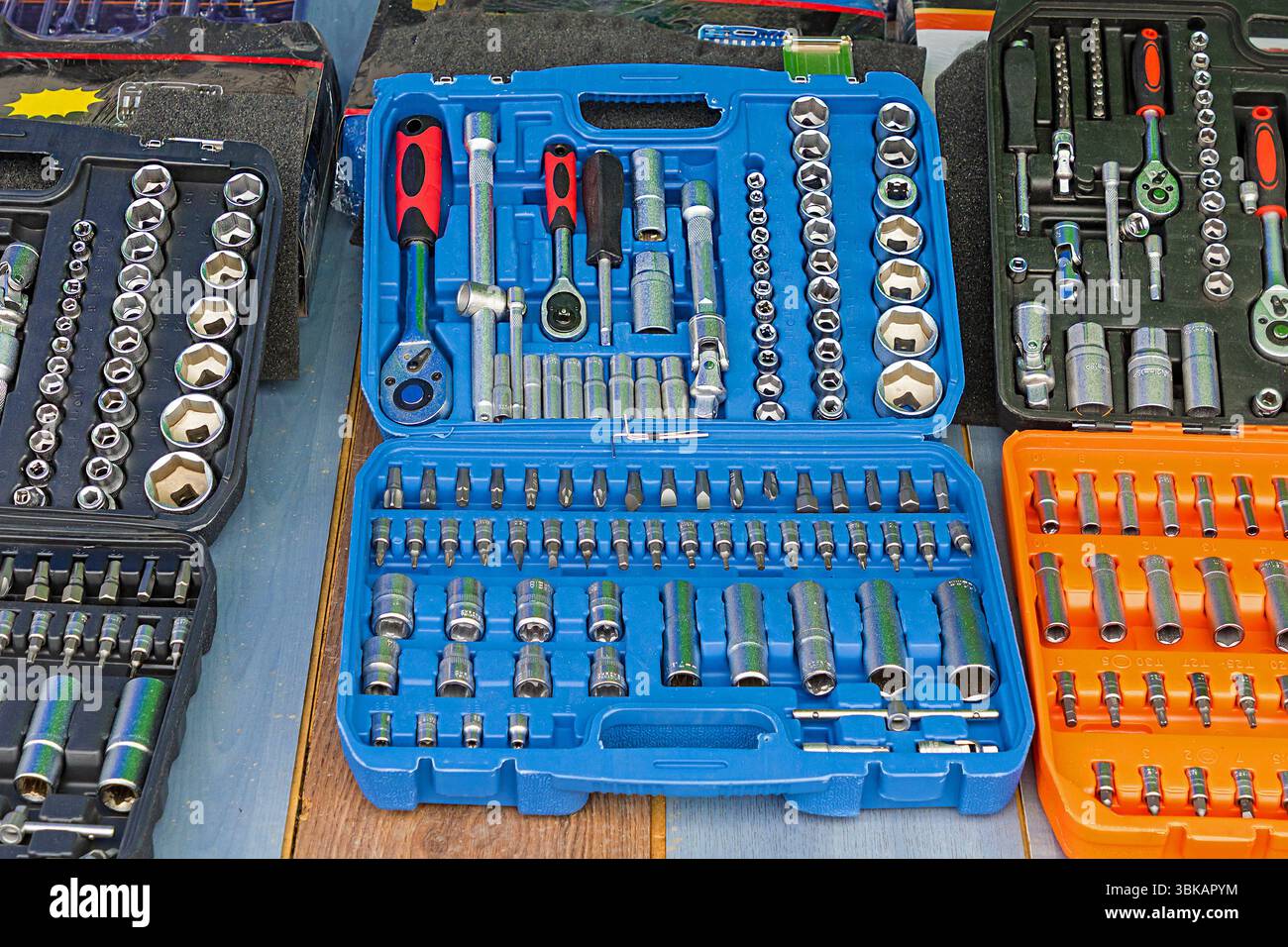 Set di utensili per meccanici con utensili specializzati per riparazioni e diagnostica automobilistiche complesse Foto Stock