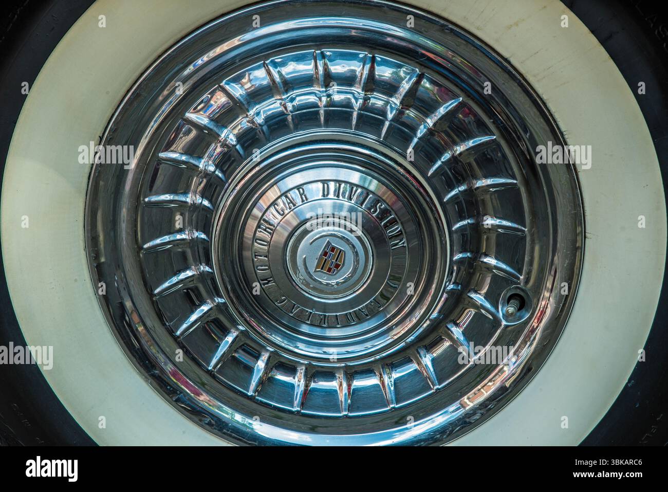 Coprimozzo cromato su un cerchio Cadillac Coupé De Ville con pneumatico bianco Foto Stock